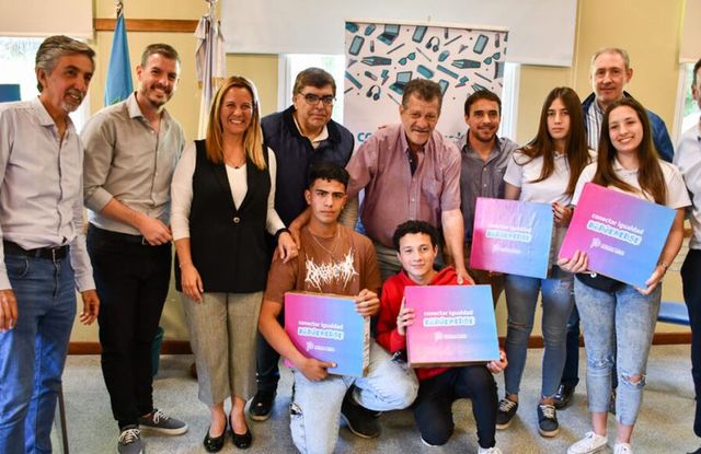 Se entregaron netbooks a alumnos de las localidades rurales
